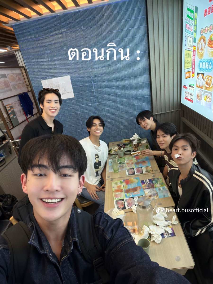 tomarcto's tweet photo. ช่วงบัสเปิดใจ

ม้าค: รู้สึกเป็นช่วง bonding ที่ดี ดีใจที่ได้กินข้าวกับหลายๆคน แล้วให้คนอื่นจ่ายเงินค่าข้าวให้
ฮ้าท : เออ ดีๆๆๆๆ

แล้ว insert รูปมีมตอนฮ้าทเป็นคนจ่าย อย่างปั่น
555555555555555555555556666655565

#BUSTRIP_SingaporeEP2 
#MARCKRIS #HEARTchuthiwat https://t.co/68JCq3Jaef