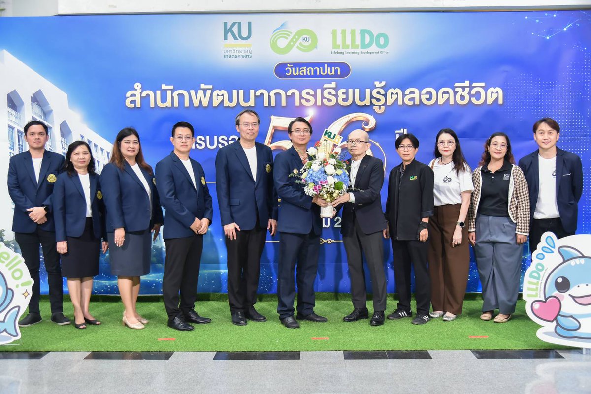 KUR_plus's tweet photo. ผศ.อนุพร สุวรรณวาจกกสิกิจ ผอ.สถานีวิทยุ ม.ก. นำกระเช้าดอกไม้ไปร่วมแสดงความยินดีกับ รศ.ดร.วีระเกษตร สวนผกา ผอ.สำนักพัฒนาการเรียนรู้ตลอดชีวิต เนื่องในวันครบรอบ 56 ปี การก่อตั้งสน.พัฒนาการเรียนรู้ตลอดชีวิต (ชื่อเดิม "สำนักส่งเสริมและฝึกอบรม") 21สค69ณ อาคารวิทยบริการ https://t.co/ed51mptKJE