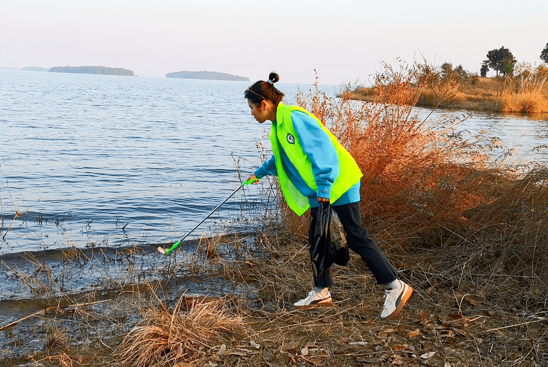 Bienve85253212's tweet photo. Just wrapped 4 hours of river cleanup volunteering with local teens! Picked up 12kg of plastic and saw a family of ducks return to the cleared shore. Small acts make big waves  #VolunteerForOurPlanet, https://t.co/vcEjSVE5ur