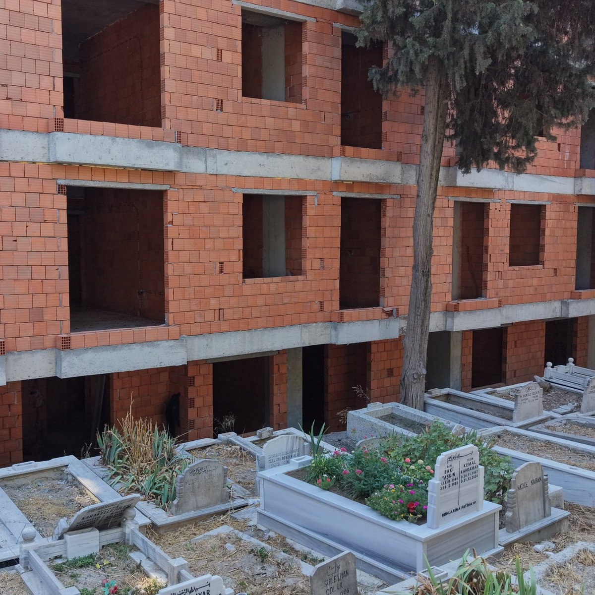 bosunatiklama's tweet photo. Avcılar'da mezarlığa sıfır yapılan apartman: https://t.co/eOZeSfrfuR