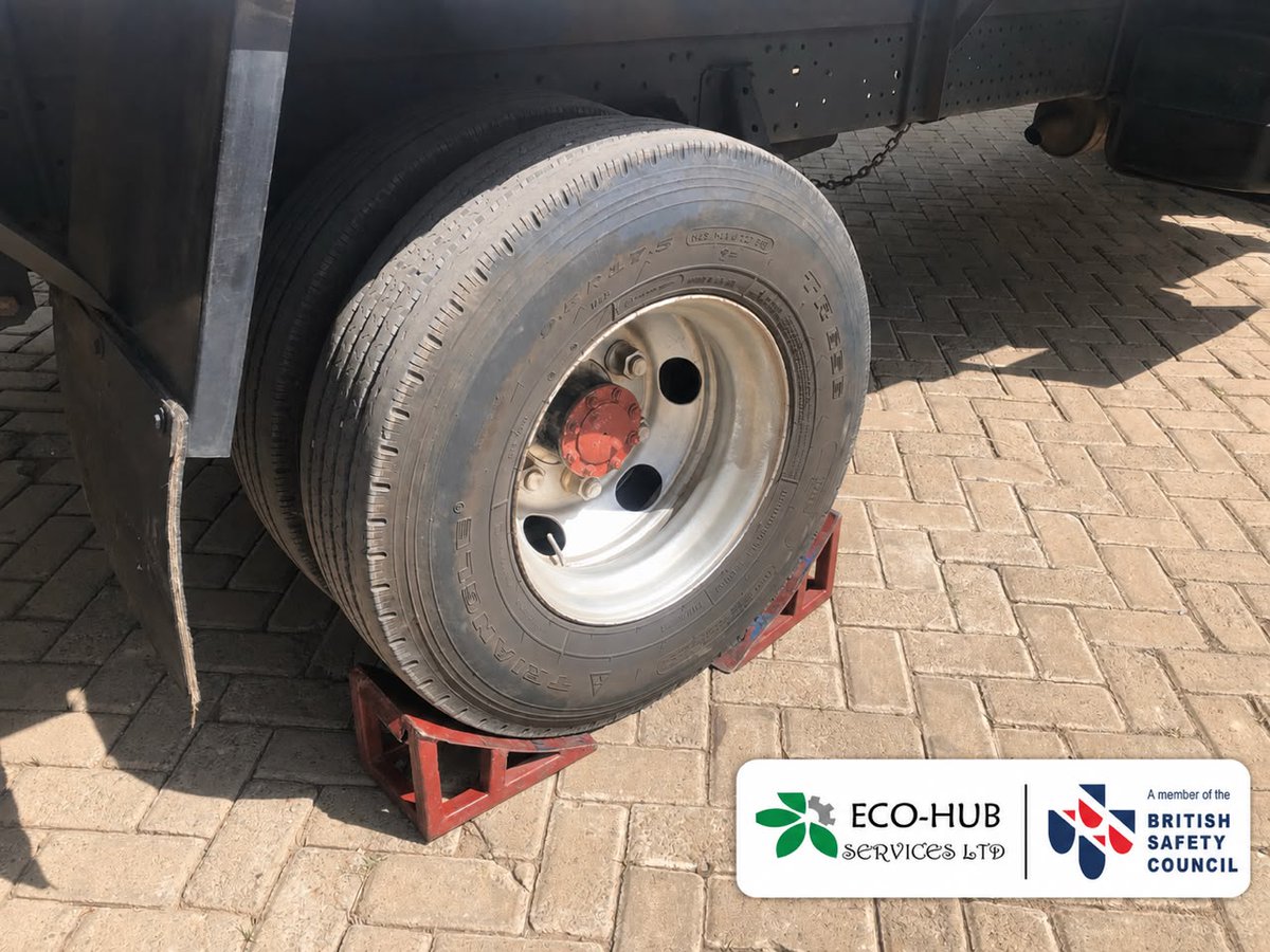 Eco_safetyhub's tweet photo. Prevent unexpected vehicle movement on site. Always use suitable wheel chocks when parking construction vehicles and equipment, especially on slopes or during loading and unloading.
Secure it. Chock it. Work Safe.
#ConstructionSafety #WheelChocks #HSE #SiteSafety #WorkSafe https://t.co/ATagLqDeJl