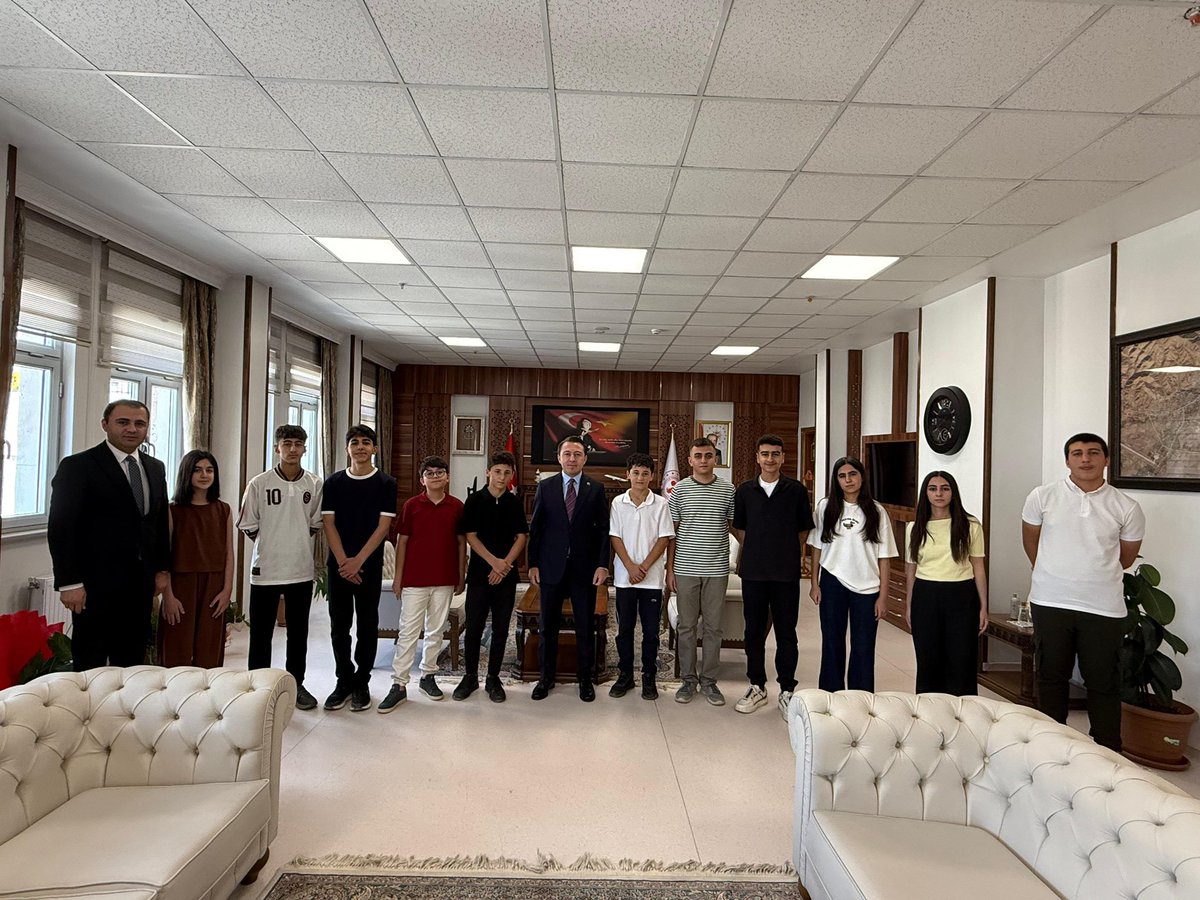 Volkanhulur's tweet photo. Yüksekova ‘da LGS de başarılı olan değerli kardeşlerimi ve ailelerini ağırladım. 

Allah yollarını açık etsin.  Kendilerini , ailelerini ve emek veren öğretmenlerimizi tebrik ederim.

#yüksekova https://t.co/EFchFBcD8K