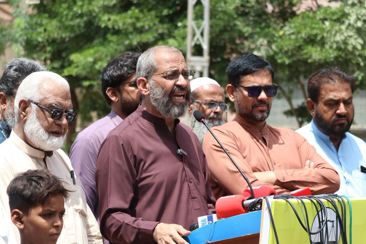 KarachiJamaat's tweet photo. امیرجماعت اسلامی کراچی منعم ظفرخان پیٹرولیم لیوی بھتہ ٹیکس کے خلاف گورنر ہاؤس کے باہر احتجاجی دھرنے کے پانچویں روز میڈیا سے گفتگو کررہےہیں۔
@monemzafarkhan
JI Dharna | Hafiz Naeem 
Bhatta Levy NaManzoor 
#LevyKoKhatamKro https://t.co/anzvX0T9Fo