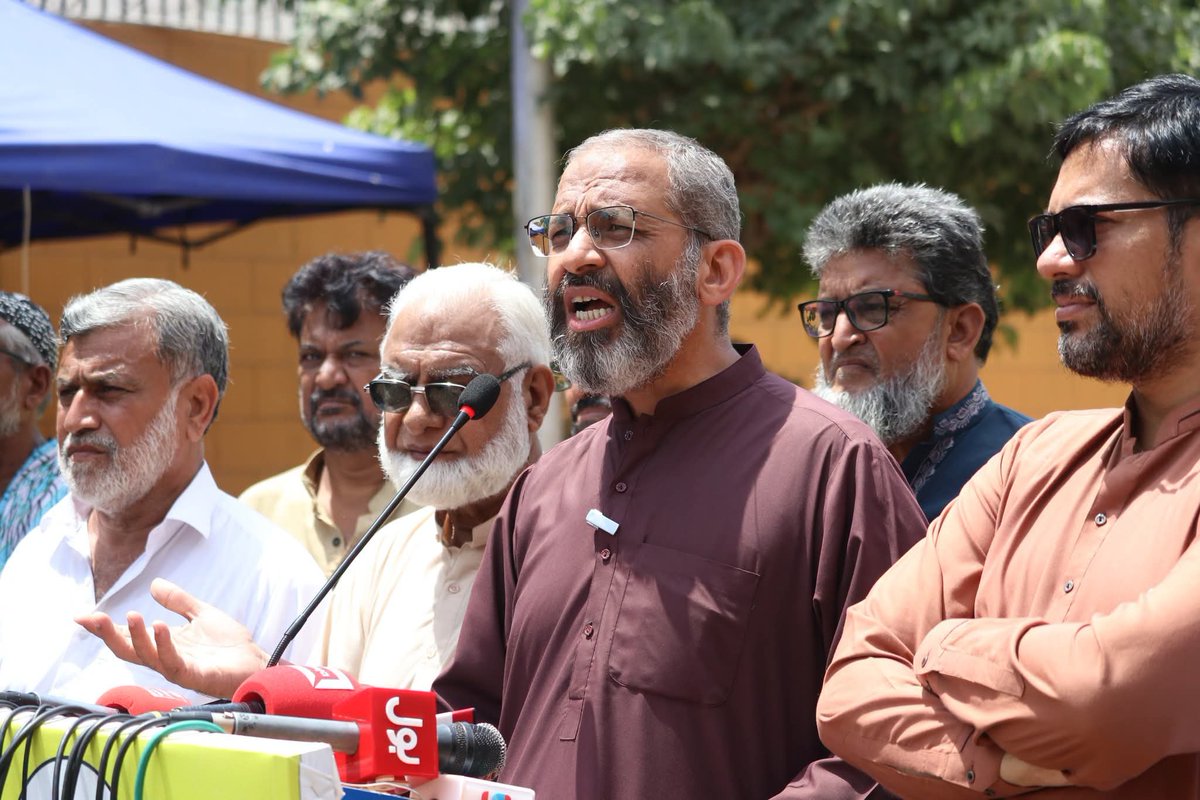 KarachiJamaat's tweet photo. امیرجماعت اسلامی کراچی منعم ظفرخان پیٹرولیم لیوی بھتہ ٹیکس کے خلاف گورنر ہاؤس کے باہر احتجاجی دھرنے کے پانچویں روز میڈیا سے گفتگو کررہےہیں۔
@monemzafarkhan
JI Dharna | Hafiz Naeem 
Bhatta Levy NaManzoor 
#LevyKoKhatamKro https://t.co/anzvX0T9Fo