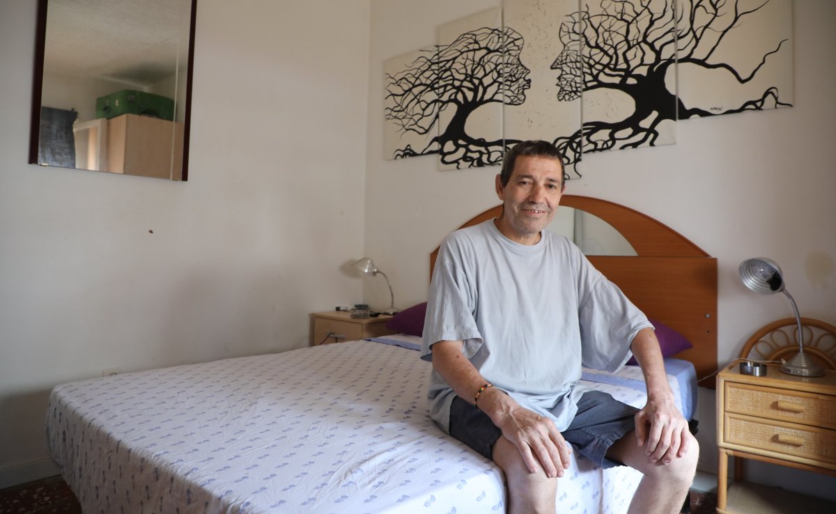 ArrelsFundacio's tweet photo. El procés perquè una persona deixi de viure al carrer és lent; s’ha de recuperar la confiança que permet fer passes endavant. Quan s’entra a viure en un allotjament, arriben reptes com millorar l’estat de salut, tenir ingressos suficients i ocupar el temps. https://t.co/80jp3iky3k
