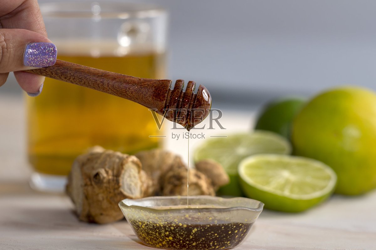 juancar43078011's tweet photo. Craving a quick cozy pick-me-up Whip up this iced honey lemon ginger tea in 5 mins: steep a tea bag, squeeze half a lemon, add 1 tsp honey u0026 3 thin ginger slices over ice. Refreshing, zingy, and perfect for hot days! https://t.co/uXDHuSsEfN