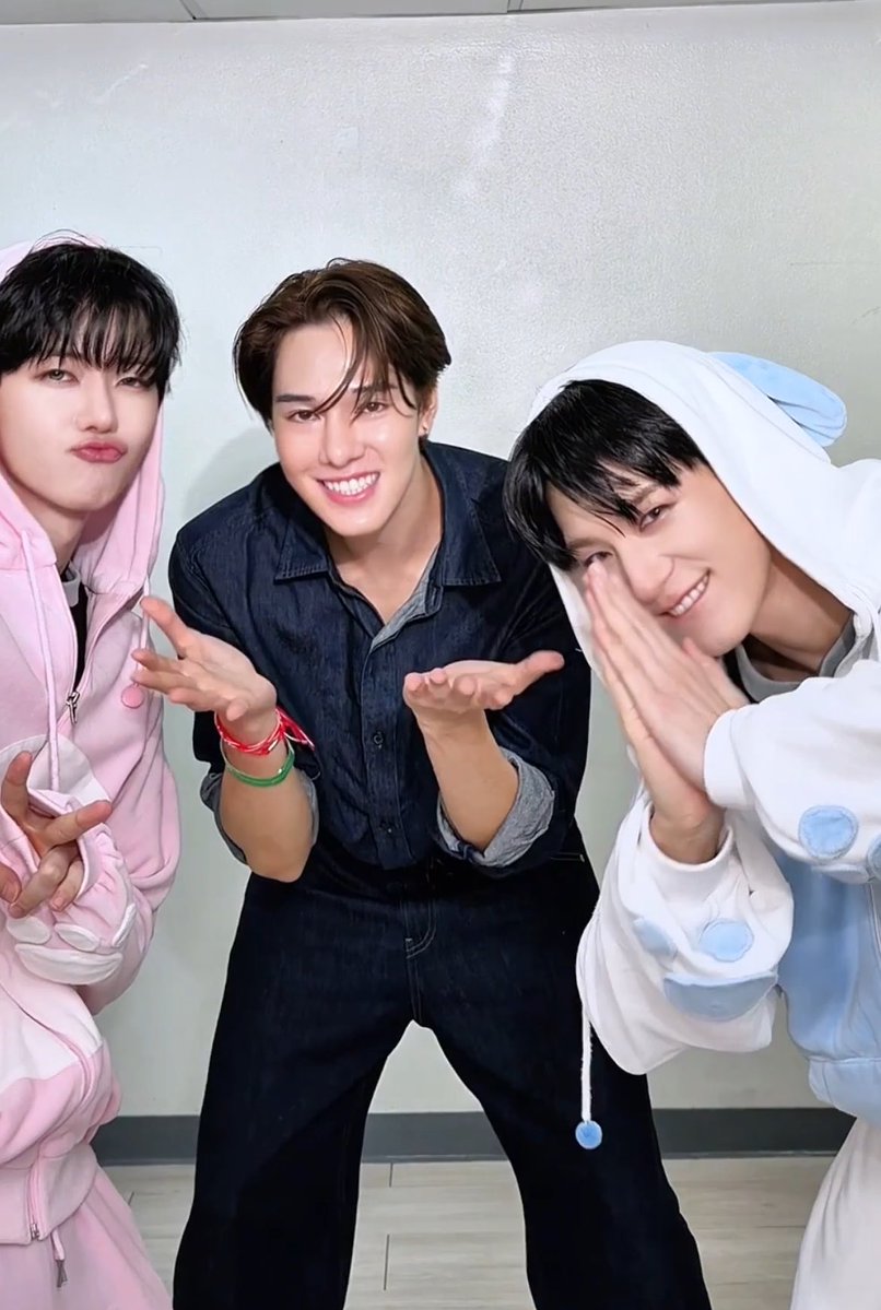 Tearremq_'s tweet photo. นานิกับสไมล์และนีออนน่าจริง ๆ 5555555555555555555555 https://t.co/5tdOh76Sye