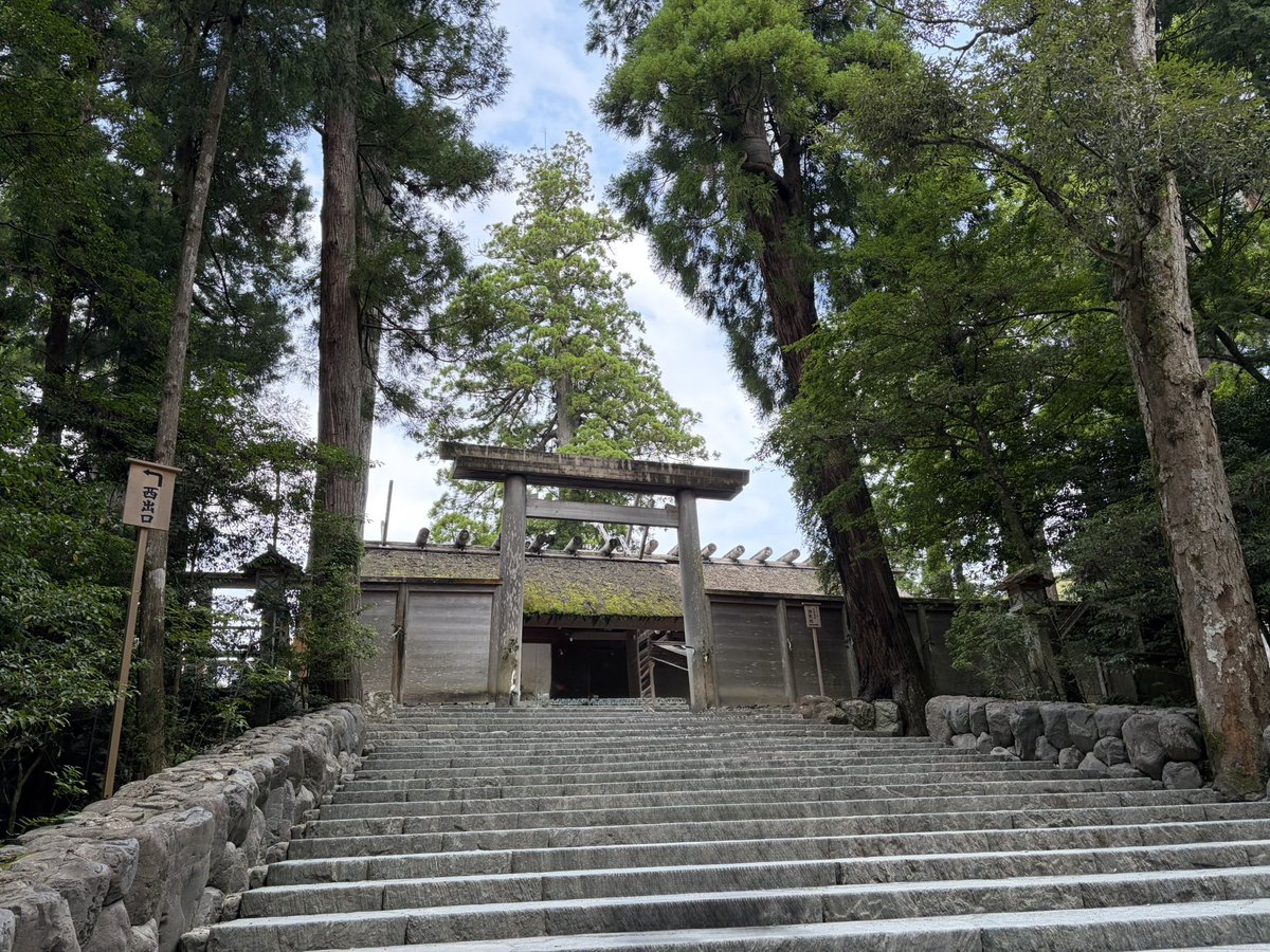 Pokoneko_01's tweet photo. 今日は三重県のおかげ横丁と伊勢神宮に行きました！おかげ横丁では赤福餅や、串団子、牛鍋まんを食べに行き、伊勢神宮では神秘的だと感じました！
リラックスにもなって楽しかったです！ https://t.co/u491XL25fE