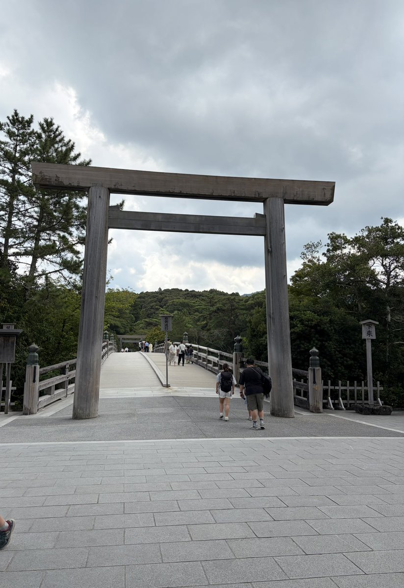 Pokoneko_01's tweet photo. 今日は三重県のおかげ横丁と伊勢神宮に行きました！おかげ横丁では赤福餅や、串団子、牛鍋まんを食べに行き、伊勢神宮では神秘的だと感じました！
リラックスにもなって楽しかったです！ https://t.co/u491XL25fE