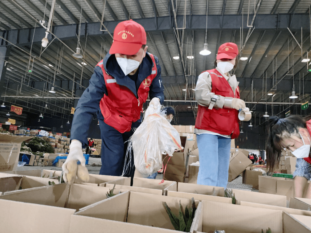 RedDevi80222620's tweet photo. Spent this afternoon at the community food bank sorting donations with fellow volunteers—knowing these will go to neighbors in need makes every minute of hard work so worth it https://t.co/xfm3TzSFks