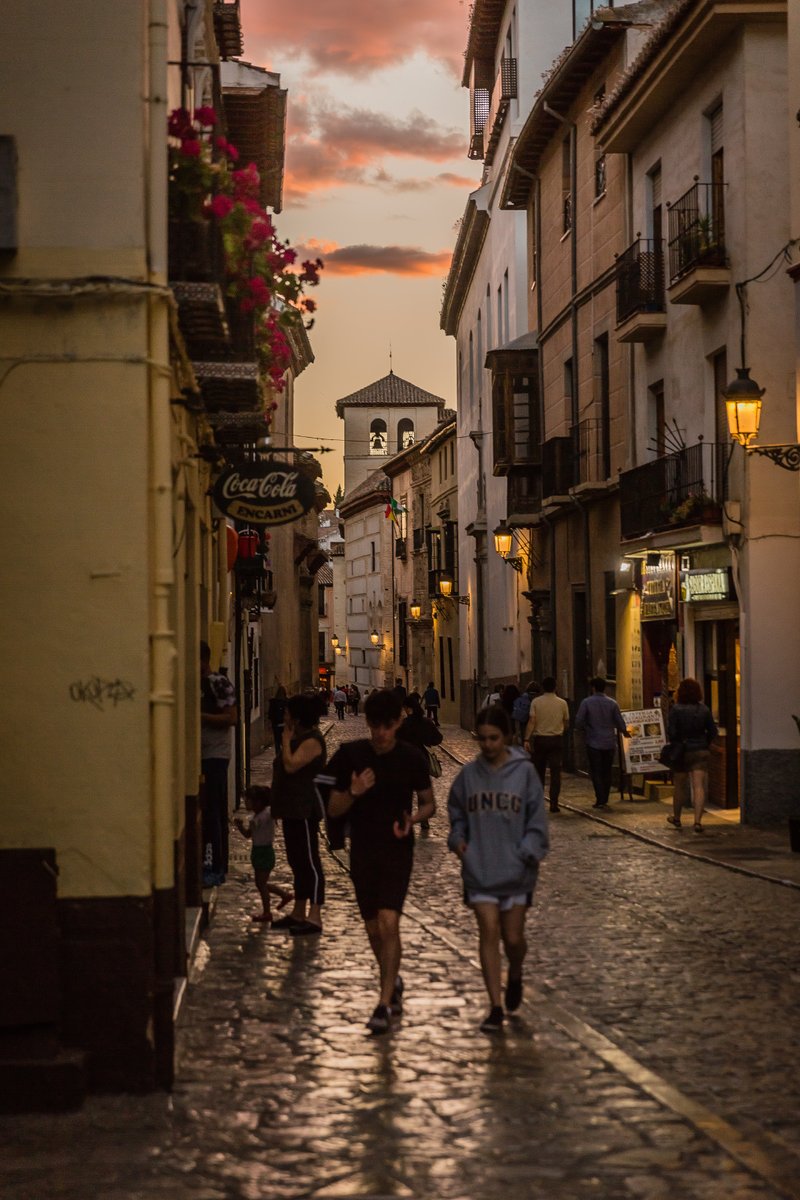 AuroraCaseiu's tweet photo. Caminar por las calles empedradas de Granada al atardecer y sentir el aroma de la pan con chocolate. https://t.co/aviRwDkYoQ