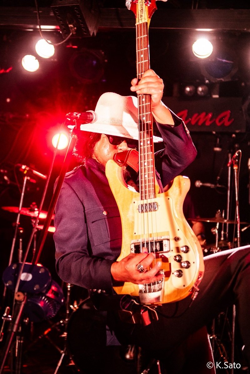 Magicalsixx's tweet photo. 昨日は本当に幸せな1日になりました♪

カッちゃんの還暦祝いに俺も便乗させて貰って最後は戸城さんの爆音ベースを聴きながらI'm Getting Blueを歌わせて貰うという♪

自分のBDの日に人のBDケーキを買ったの初めてやったけどなんかウケたw

俺のは中はサンドイッチやったけどめっちゃ美味しかったよ♪ https://t.co/rk1mJ4XJXt