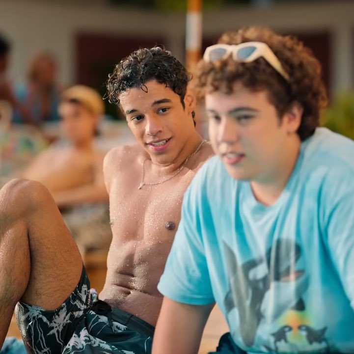 awheartstopper's tweet photo. A Brazilian coming of age romance between two teens, that talks about self-worth, body image, insecurity, homophobia, etc. https://t.co/lzZISGdGRZ