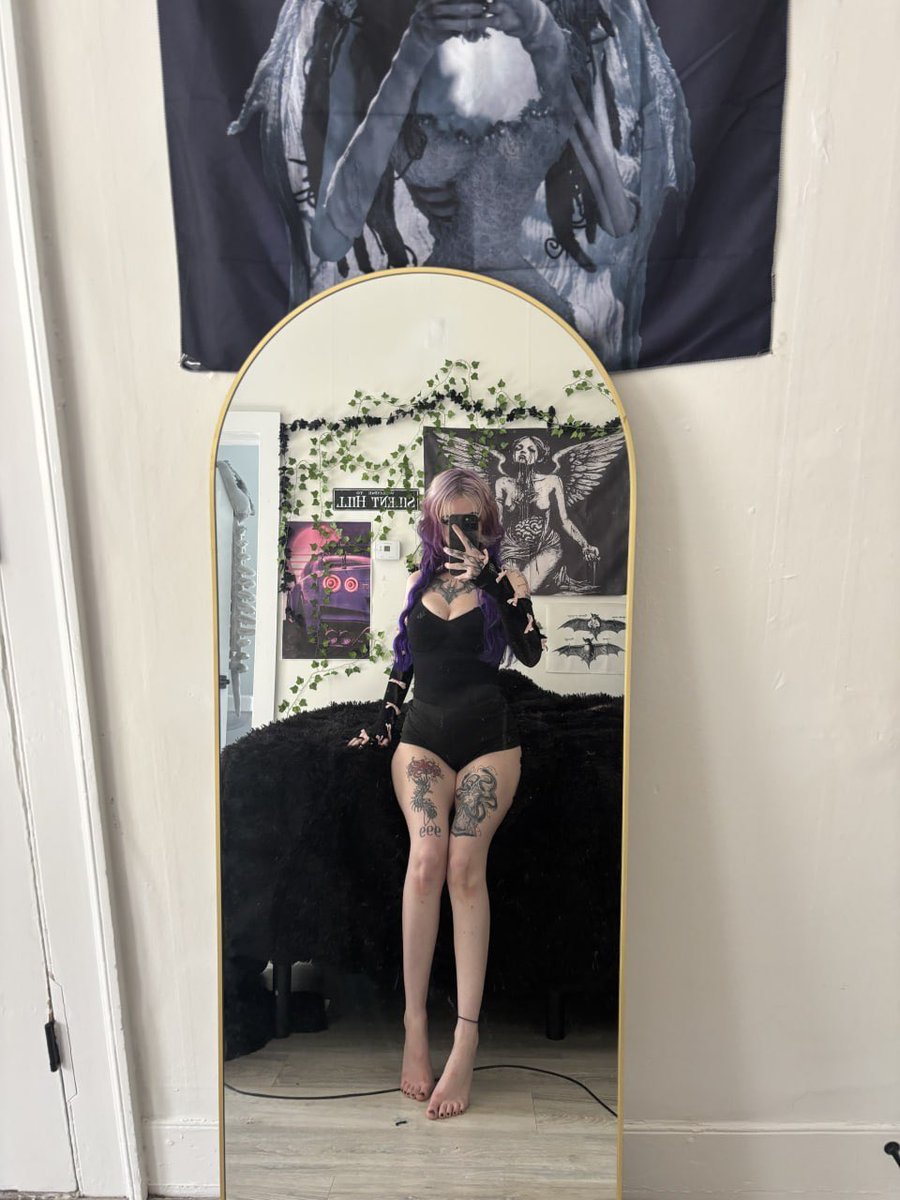 Meilaniluxxe's tweet photo. hard to be the bigger person when ya waist this little https://t.co/r0UzHWFdQp
