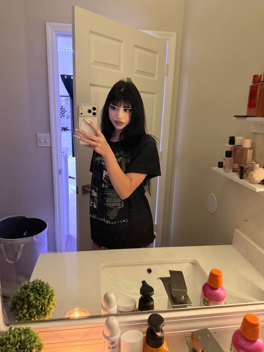 brooklynx17's tweet photo. what’s a girl gotta do to get the tongue + finger combo around here https://t.co/G56h5J3yMA