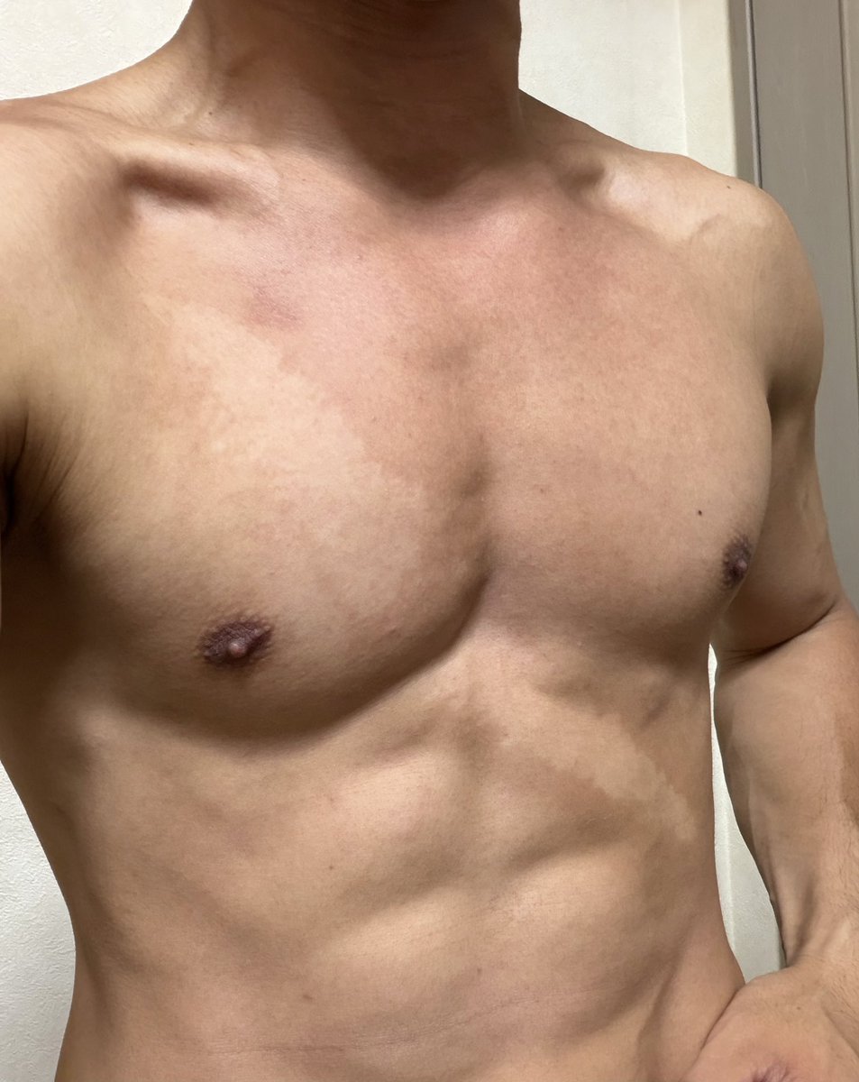 Ultra_Fujitani's tweet photo. 炎天下のコスサミでサガットをやった結果
胴体と腕に特殊な日焼けができました
多分数ヶ月はこのままです
アイガー！ https://t.co/6kIfr0BuLb