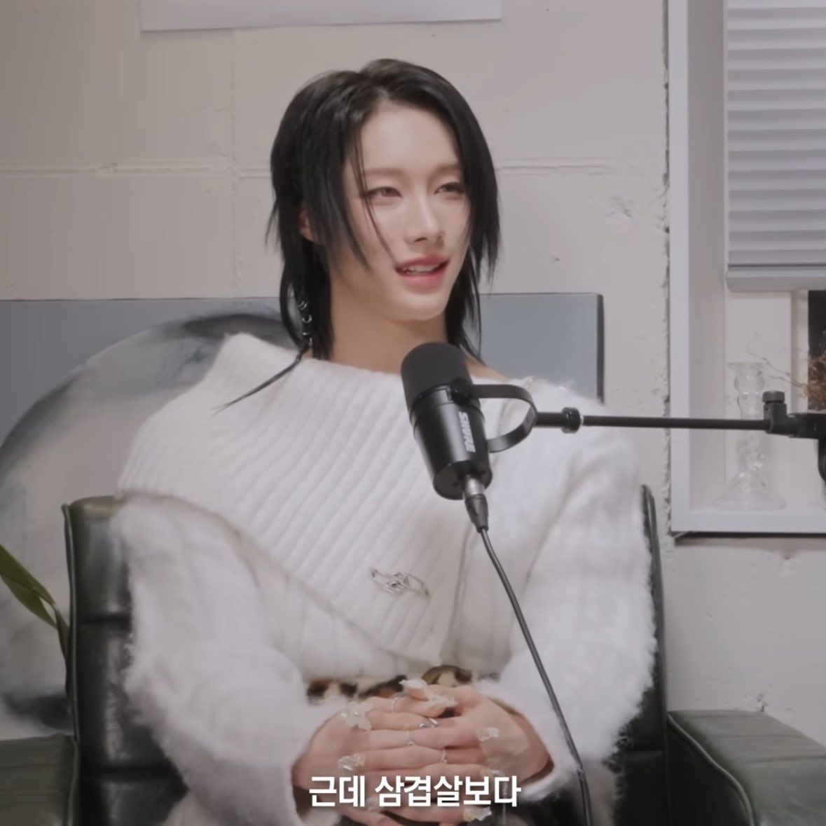 Analytical_EVOL's tweet photo. <루이와 명이나물>

“저는 일단 삼겹살은 제 최애인 것 같고요, 근데 삼겹살보다 명이나물을 진짜 너무, 거의 어떨 때는 명이나물 먹고 싶어서 삼겹살을 시키는거에요.” https://t.co/Oi0oqQ5wQu