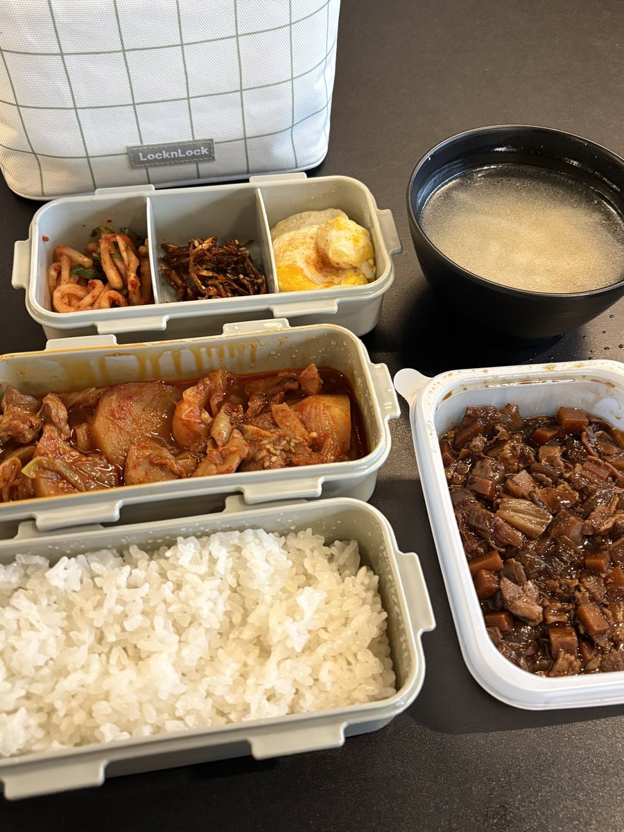 always_diet_'s tweet photo. 학교다닐때 싸다닌 도시락 모음 🍱

대충 챙겨먹기 싫어서 무조건 메인반찬+사이드반찬 +과일까지 챙겨감... 
도시락통 변천사도 함께 봐주세요 https://t.co/QoW6R0DDiS