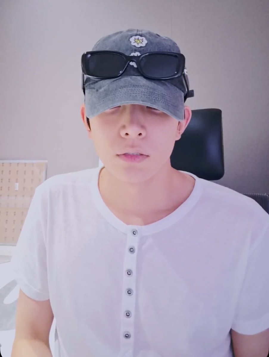 evanfolder's tweet photo. [260821]

EVAN is now Live on Weverse! 🌟

#EVAN #에반 #HEESEUNG #희승 https://t.co/51Hy04FgQh