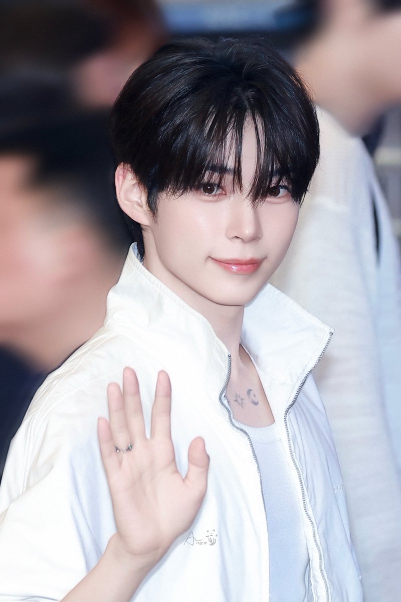 0613_AneeN_shb's tweet photo. 260819 🛫 

🤍✨

#ZEROBASEONE #ZB1 #성한빈 #SUNGHANBIN #ソンハンビン https://t.co/9vmHPAsPO6
