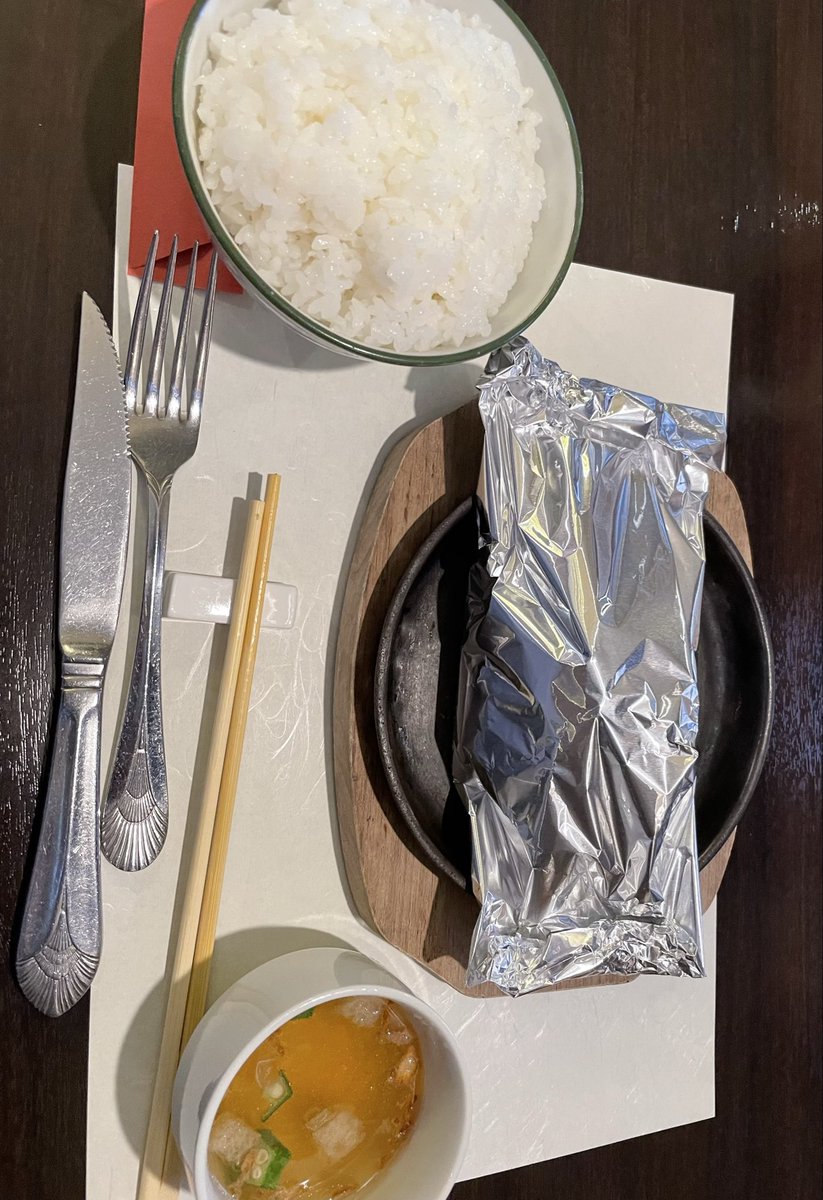 AZSHYS's tweet photo. お昼は仕事先の近くにあったイタリアンのお店に行きましたが…
パスタと迷ったけどホイル包み焼きデミグラスハンバーグにしました　美味い https://t.co/hl29N1umOg