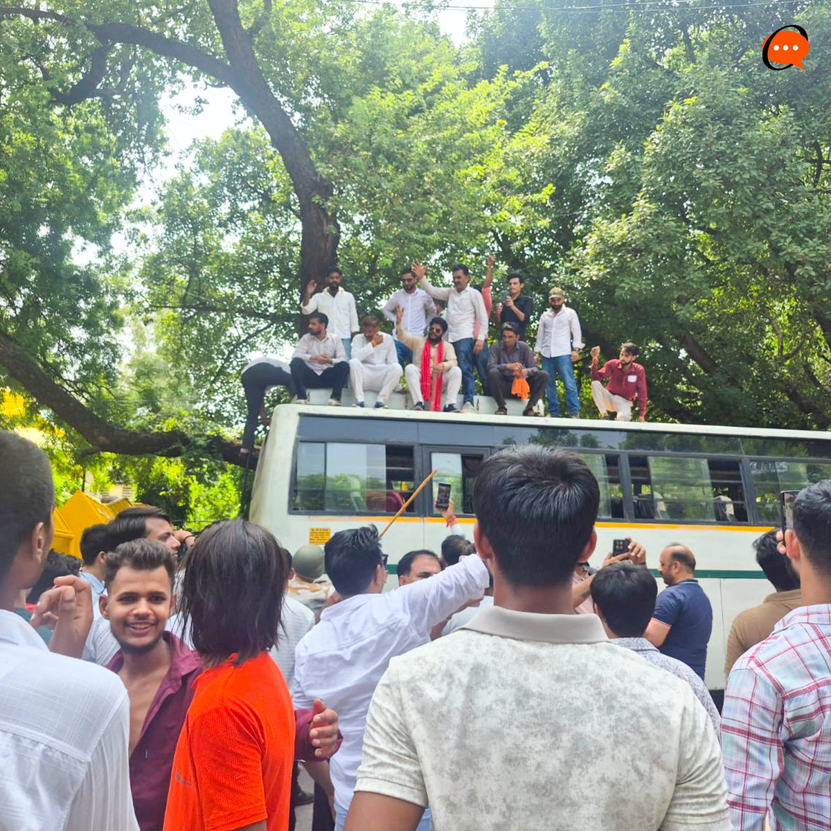 OpIndia_in's tweet photo. आरक्षण को लेकर हो रहा जंतर मंतर पर प्रदर्शन, जुटे हजारों लोग 

सुधार की कर रहे माँग, जो नहीं आरक्षण के योग्य उनसे हटाने की माँग भी https://t.co/fIh6F6tqqp