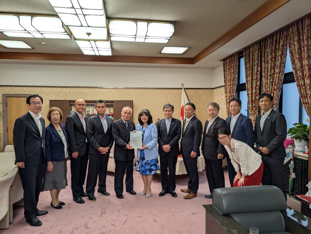 tadokoroyoshin's tweet photo. 地方自治の振興発展！茨城県市議会議長会 中央要望
　地元、茨城県 市議会議長会の要望を政府へつなぐため、財務省(片山 さつき 大臣)・国土交通省・農林水産省・環境省への取次ぎ、要望活動に同行しました。
続きは下記のブログをご覧頂ければ幸いです。
↓↓↓
 https://t.co/MFPvufoMhV https://t.co/zG8JLzfiHe