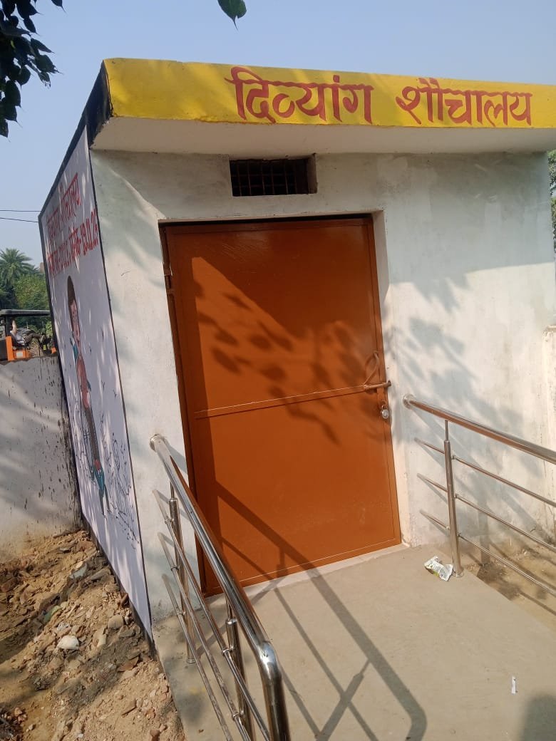 BSALUCKNOW's tweet photo. प्रा0वि0 बरीकला का निरीक्षण दिनांक-20.08.2026 को किया गया। प्रा0वि0 बरीकला में 02 कक्षा कक्ष है। एक प्र0अ0 कक्ष है। एक बरामदा है। प्रा0वि0बरीकला में पूर्व प्रेषित डेस्क-बेंच मरम्मत कराने हेतु बहार रखी गयी थी। विगत सत्र 2025-26 नई डेस्क-बेंच (20 सेट)विद्यालय में प्राप्त हुई है। जिन पर बच्चे बैठते है।विगत वर्ष ही विद्यालय मे नवीन शौचालय (दिव्यांग शौचालय) का निर्माण हुआ है। विद्यालय में साफ-सफाई पुनः करायी जा रही है।’’