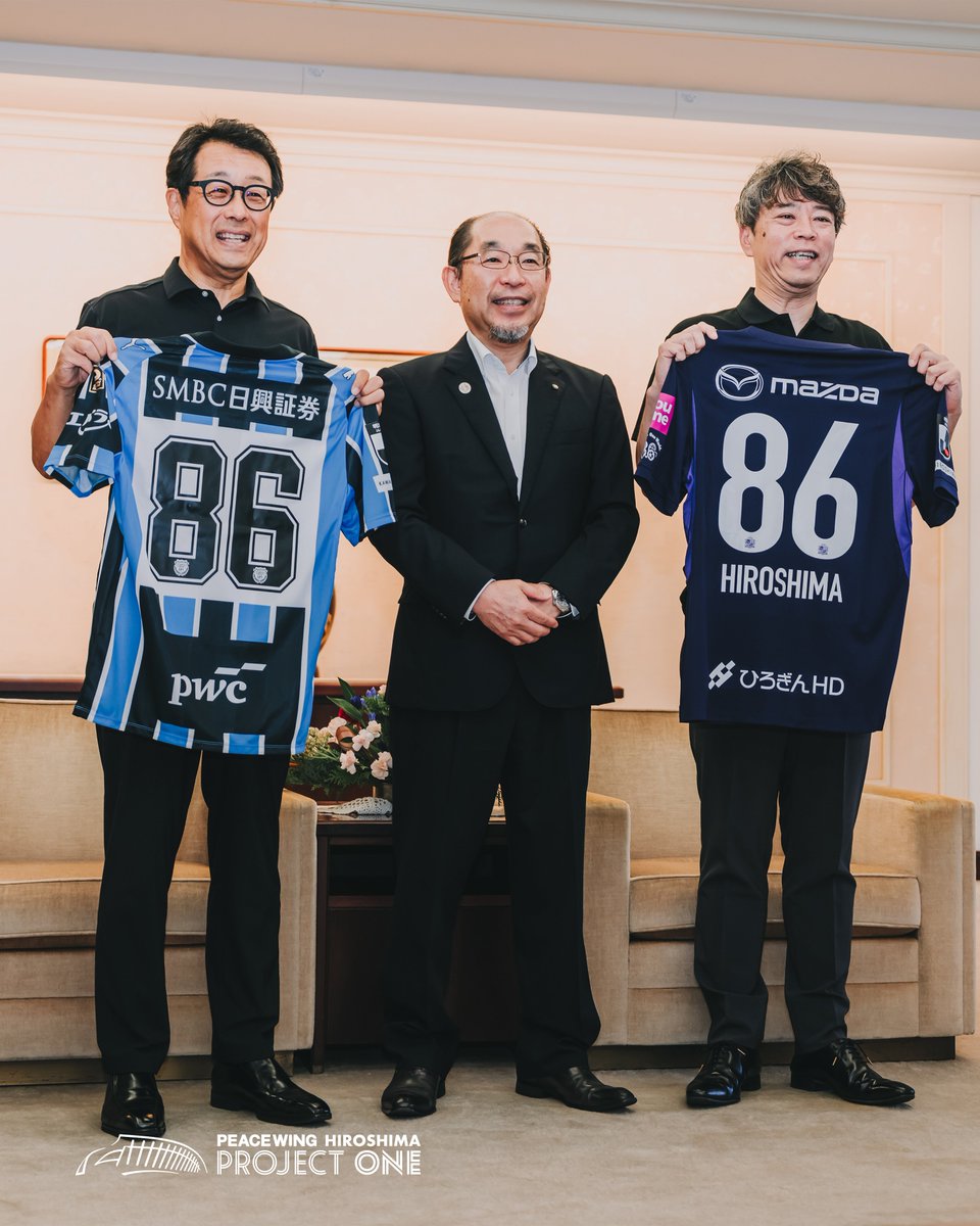 Sanfrecce_Intl's tweet photo. 𝐏𝐑𝐀𝐘 𝐅𝐎𝐑 𝐏𝐄𝐀𝐂𝐄💜🩵
Ahead of tomorrow's PEACE MATCH, presidents of Sanfrecce Hiroshima and Kawasaki Frontale visited Hiroshima City Hall to present No. 86 jerseys, followed by offering flowers together at the Peace Memorial Park.
#sanfrecce #PeaceMatch #projectone https://t.co/9Y921qeMg3