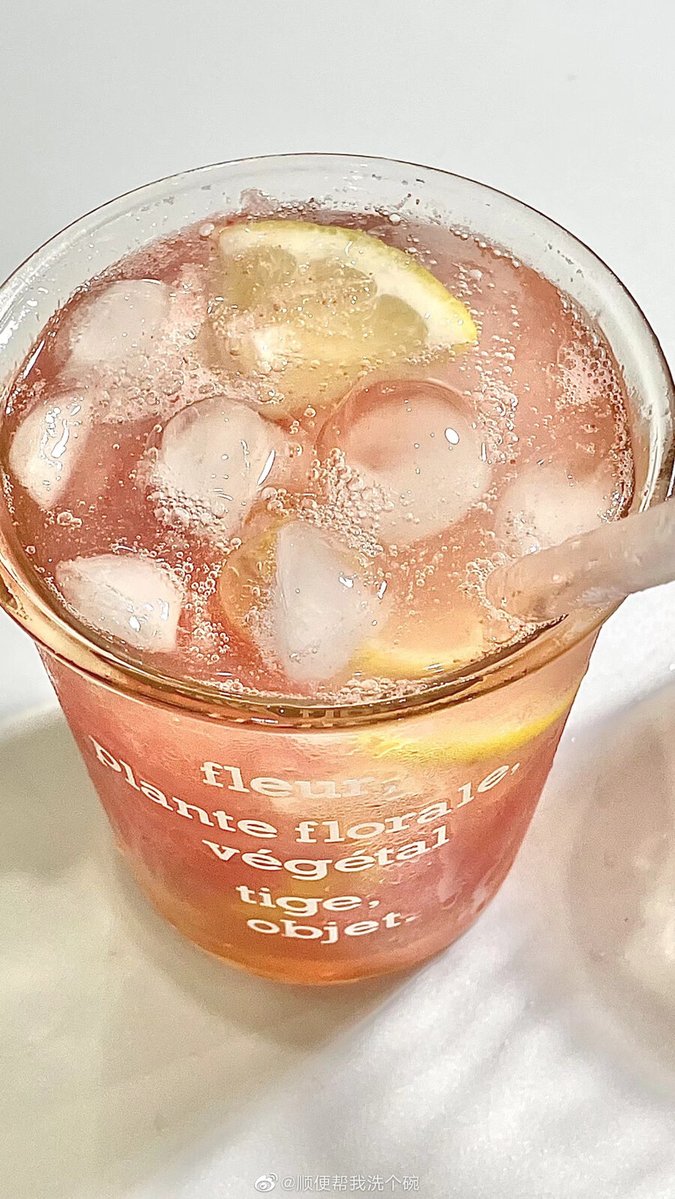 anggarestuprat2's tweet photo. This 3-ingredient iced peach green tea is summer’s perfect pick-me-up! Steep green tea, muddle ripe peaches, top with ice u0026 a splash of honey syrup. Refreshing in 2 mins!， https://t.co/hGGWrMl5Yb