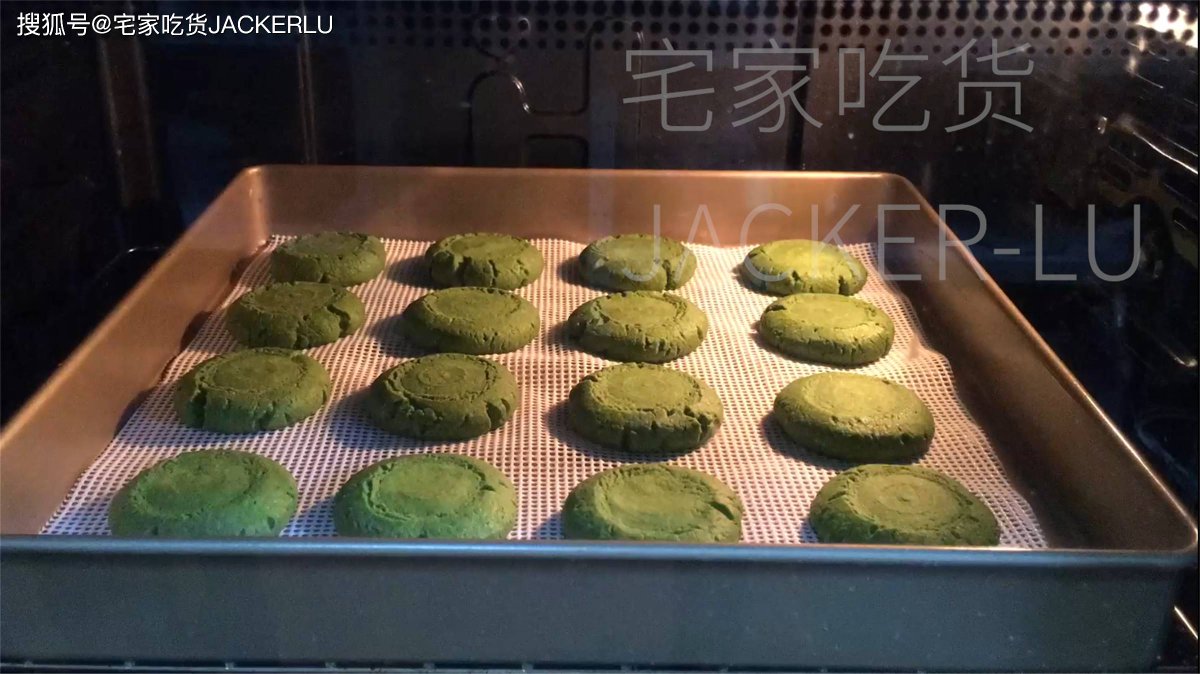 suthinanfer's tweet photo. Just shared a bag of matcha white chocolate cookies with my desk mates today—nothing beats sweet, matchy snacks that make work days way brighter! https://t.co/mXpccvrPLq