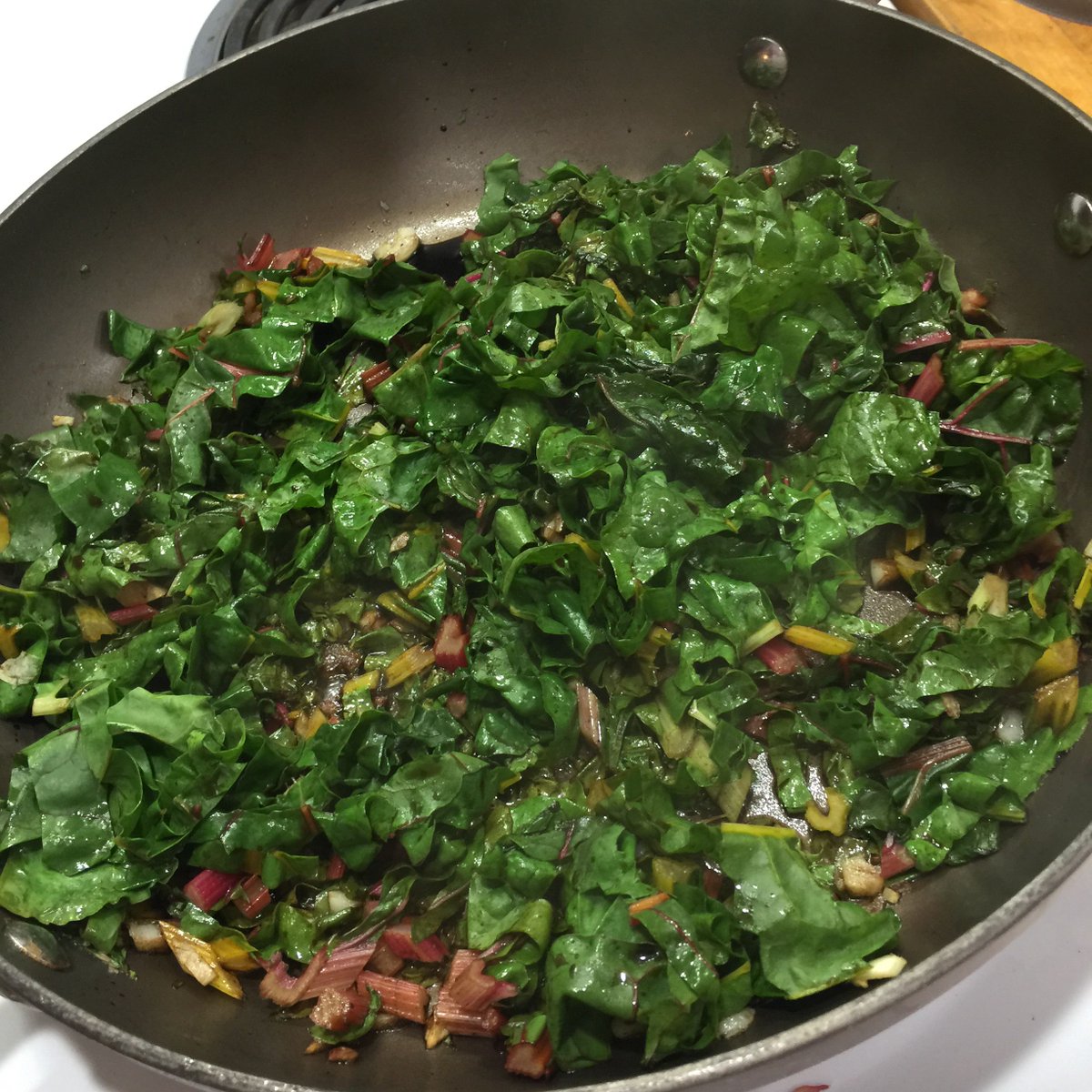 AchochiJosphat's tweet photo. Fresh organic kale, ripe cherry tomatoes, and fragrant garlic on my grocery list for tonight’s veggie stir-fry—healthy eats done quick! https://t.co/SBx5cWSYMM