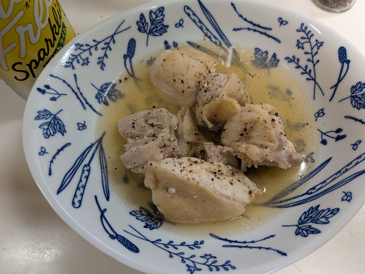 DiverDiver2's tweet photo. 今夜は…
鳥モモ肉の醤油炊き
味付けは薄口醤油とニンニクのみ
最後に黒胡椒
いただきますカシャプシュ🍺
簡単シンプルだけど美味い✨️👍
🍚にも🍺にも合う👍️
#おうちごはん
#お家ご飯 https://t.co/OUBccg4RRn