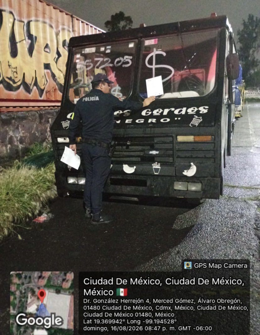 burritofestival's tweet photo. @LopezCasarinJ
@AlcaldiaAO 
@SSC_CDMX 
@observseguridad 

Nuestro reconocimiento a la gran labor de los Oficiales de Tránsito por el retiro de autos abandonados, chatarra y vandalizados  sobre la vía pública Rio  Mixcoac Oriente y otras vialidades en Lomas de Plateros y aledañas https://t.co/qtyVrFsEuk