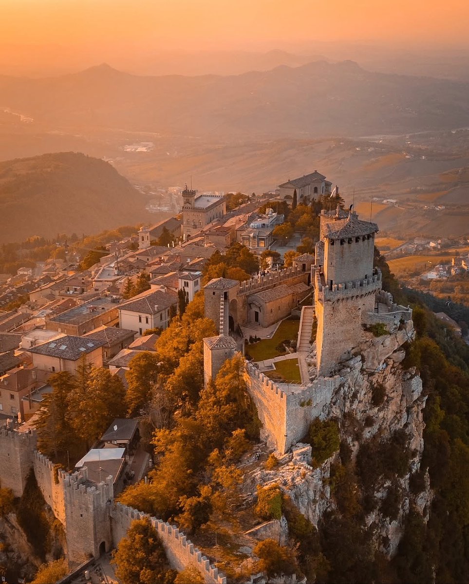 turismoER's tweet photo. L’orizzonte sulla Romagna visto dal Monte Titano, simbolo di San Marino e Patrimonio Mondiale #UNESCO.

📸: federicograziati, via @VisitSanMarino | #inEmiliaRomagna #VisitSanMarino https://t.co/mGAUD8FQj9