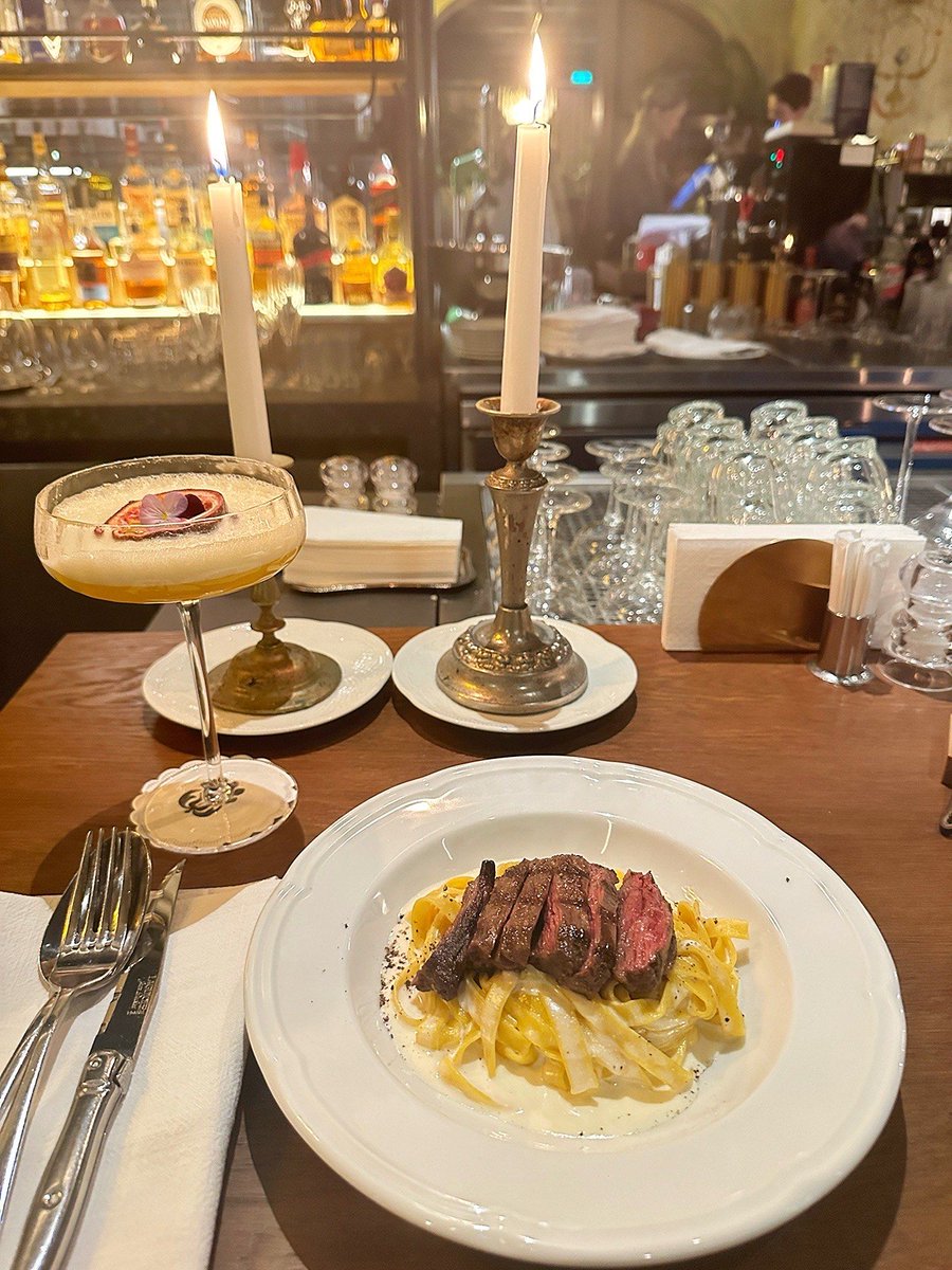 BriannaAbbzv's tweet photo. Solo comí un churro con chocolate caliente en esta taberna de Madrid y ya sé que volveré 100 veces! La textura crujiente y el chocolate espeso derretido se volvieron mi nueva obsesión ， https://t.co/6jxaXMHNFT