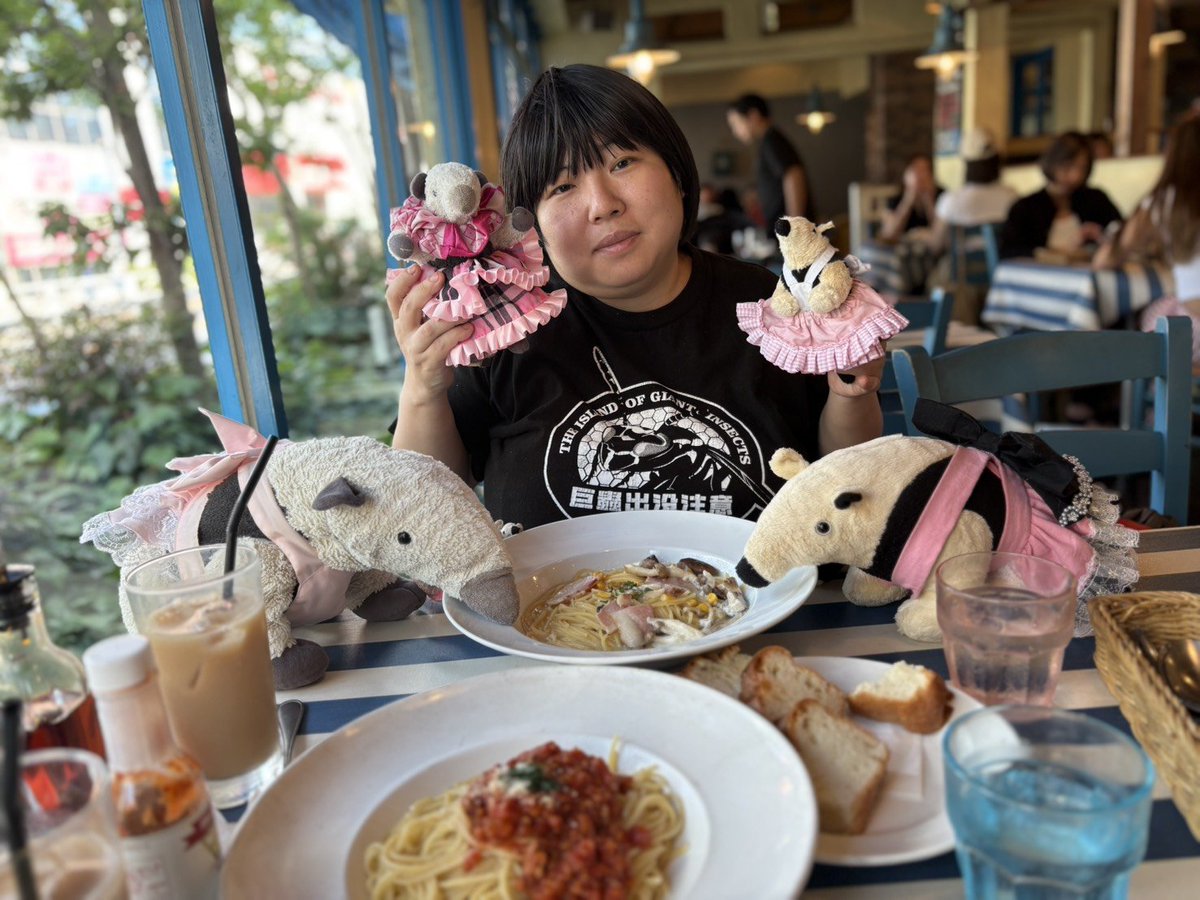 amx004_4's tweet photo. 水曜日は家族で、近所のイタリアン、マルデナポリに食事に行きました〜!!ミナミコアリクイのぬいぐるみ達も一緒です!!

ワクチンちゃん「サラダ、シャキシャキでしゅ〜‼」
ロンドンちゃん「ベーコンときのこのクリームパスタ、クリーミーですわ〜!!」
ソフランちゃん「メロンアイス、甘々です〜!!」 https://t.co/ijlNTTMS2b