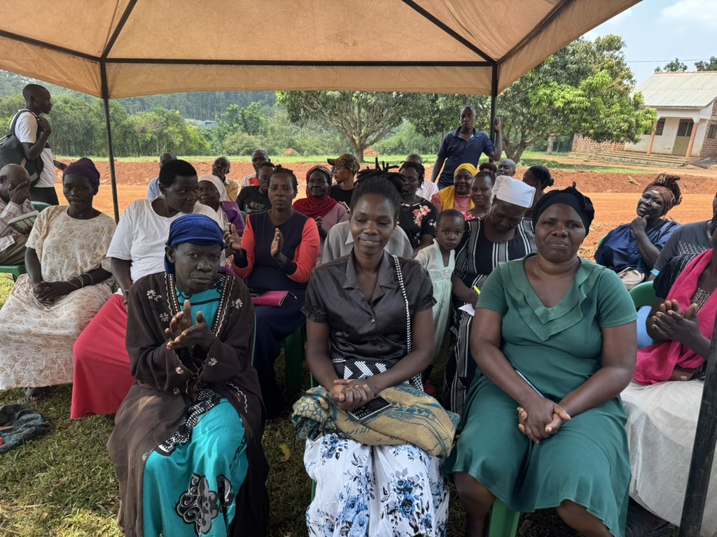 SolomonSerwanjj's tweet photo. Bamutakudde is honored to host the team from @UEDCLTD Mukono today. 

They’re guiding our community on connecting to the national grid. 

Thanks to funding from @WorldBankAfrica & @GovUganda, households will pay only UGX 30,000 to get connected! 

We’re also discussing street lighting to make our village safer. 

#ModelVillage #Bamutakudde