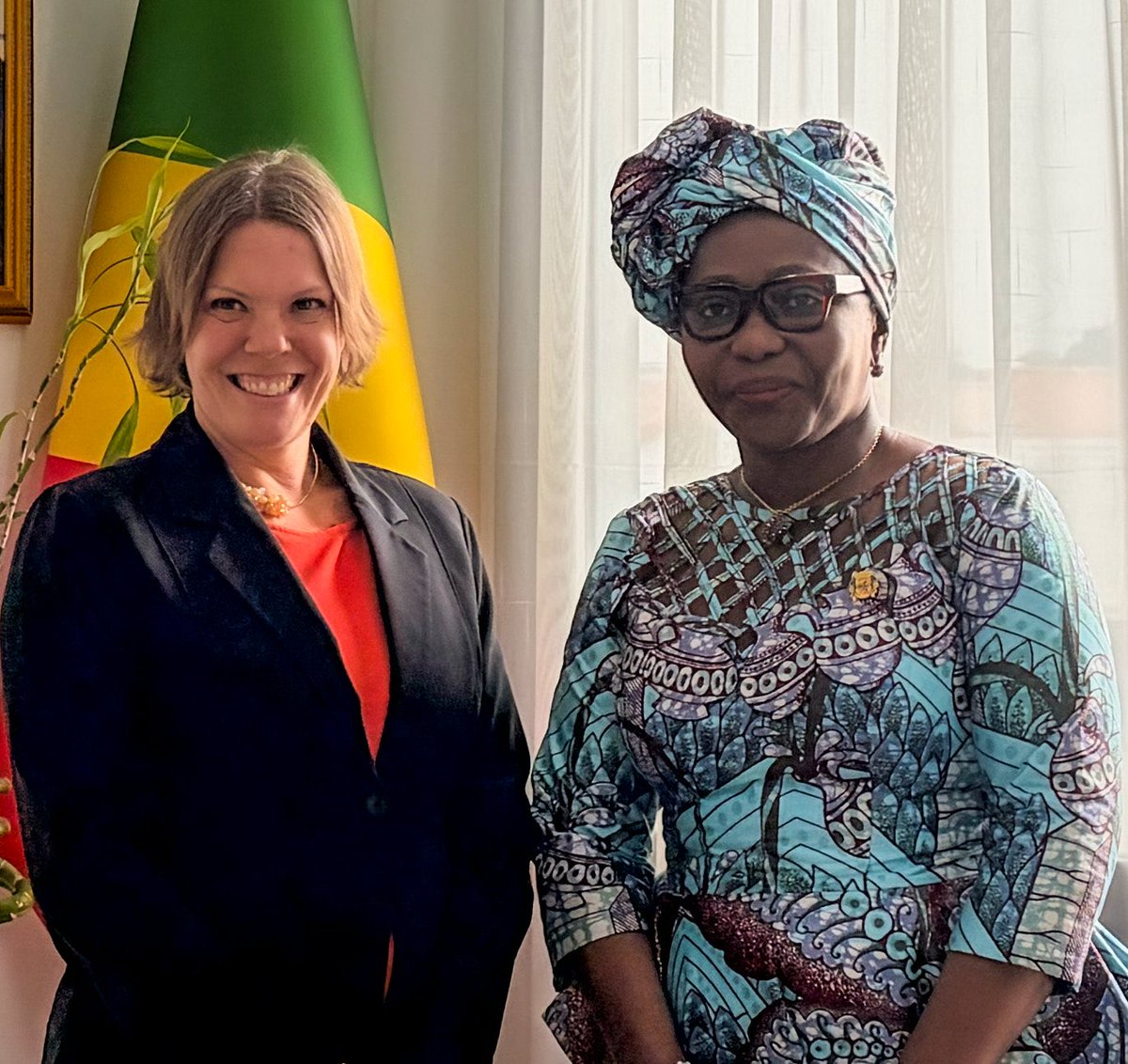 GraceDiomi's tweet photo. Les États-Unis d’Amérique et la République démocratique du Congo se sont engagés à travailler ensemble afin d’accroître les échanges commerciaux et les investissements entre les deux pays et de créer des emplois au bénéfice de leurs populations.@USAauCongo https://t.co/RNSbMy7njt