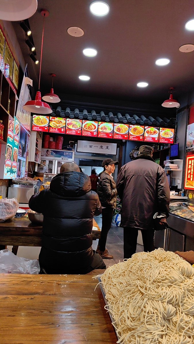 GSarank's tweet photo. Late night bites, warm bowls, and quiet laughs at this little neighborhood spot—where the clock ticks slow, and comfort never runs out. https://t.co/xt9xR0BK5r