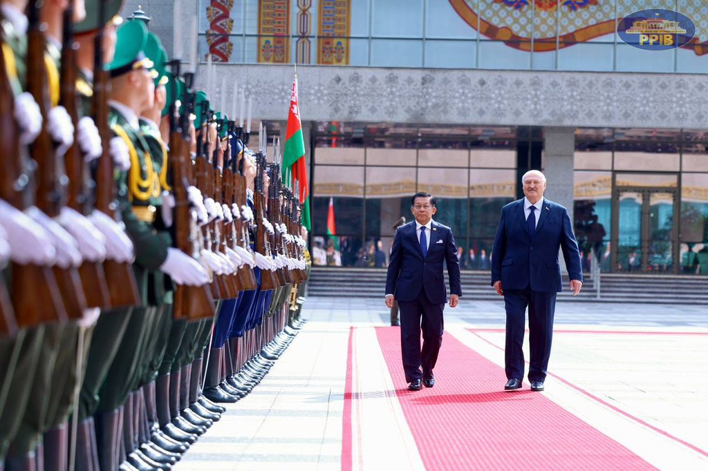 ppibofficialt's tweet photo. At the invitation of Belarusian President Alexander Lukashenko, President U Min Aung Hlaing, who is currently on an official visit to Belarus, was welcomed with a guard of honor at the Presidential Palace this morning.
#myanmar 
#minaunghlaing 
#belarus https://t.co/6kYxQrwoQv