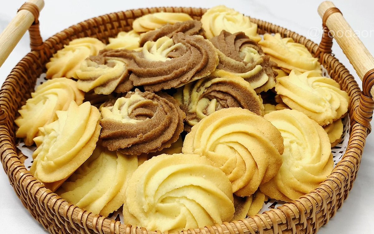 Wcn33229971's tweet photo. Just pulled warm, buttery vanilla crinkle cookies from the oven—melty chocolate centers and that perfect cracked top. Baking small joys this weekend! https://t.co/6ZIpbwQ6i6