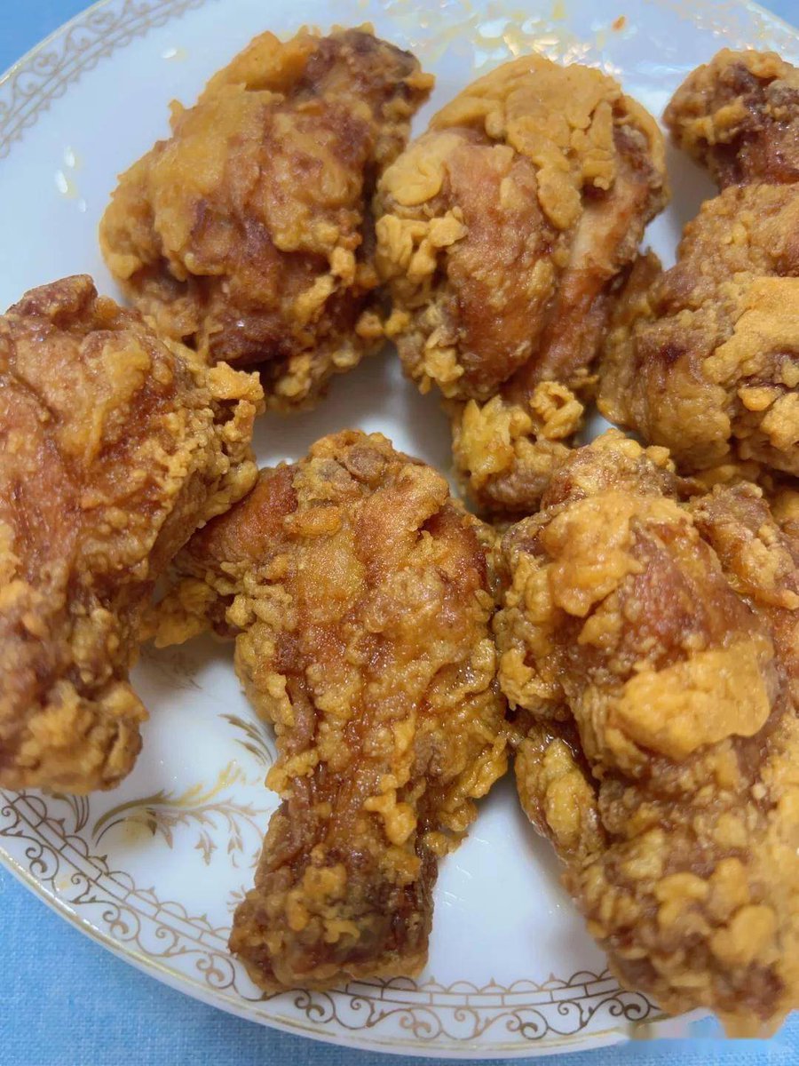 geneti_tariku's tweet photo. Just had the best salted egg yolk fried chicken at the new downtown bistro—crispy on the outside, creamy and savory inside, worth every calorie! https://t.co/4AbNAgb0Ug