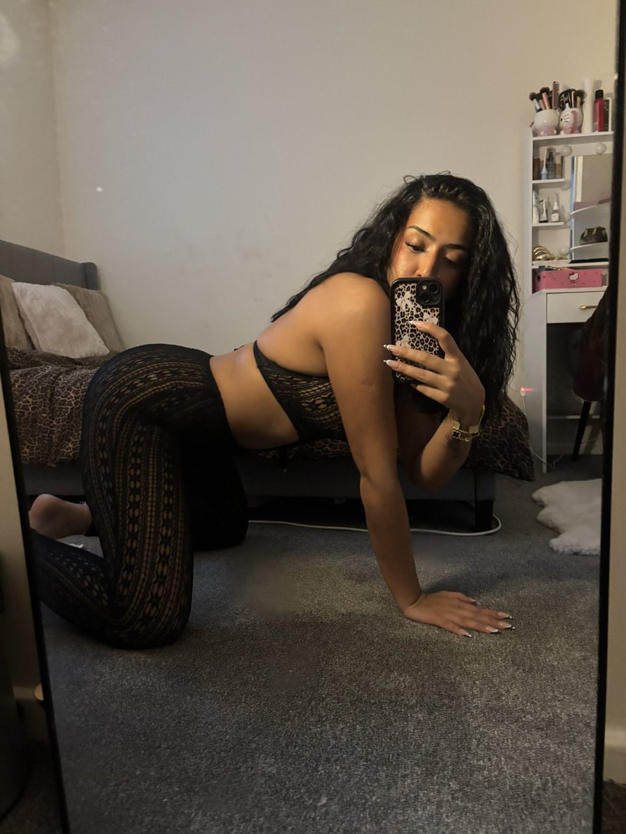 kitty4findom's tweet photo. perfect arches🦶🍑 https://t.co/y6n9Kkt9iQ