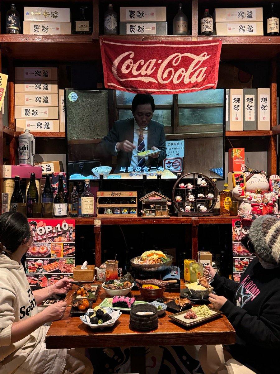 M69631195's tweet photo. Late-night comfort hits different—steaming miso soup, crispy gyoza, and a quiet counter chat that makes the world feel small. ， https://t.co/UqfGr8L7Ln