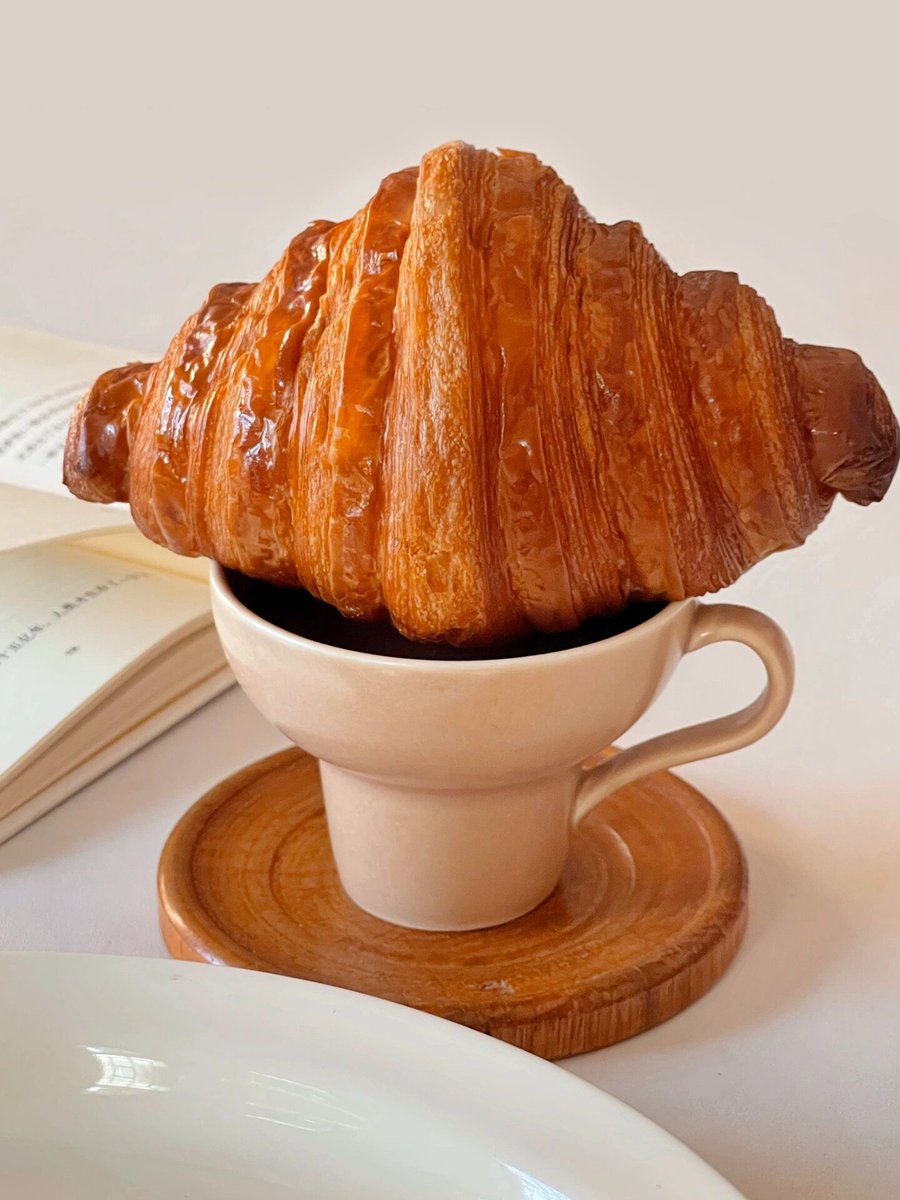 Ceecee13Mccoy's tweet photo. Just pulled a buttery warm croissant out of the oven, still steam curling up—perfect start to the lazy Sunday vibes. https://t.co/x7Y4wGd3Q5