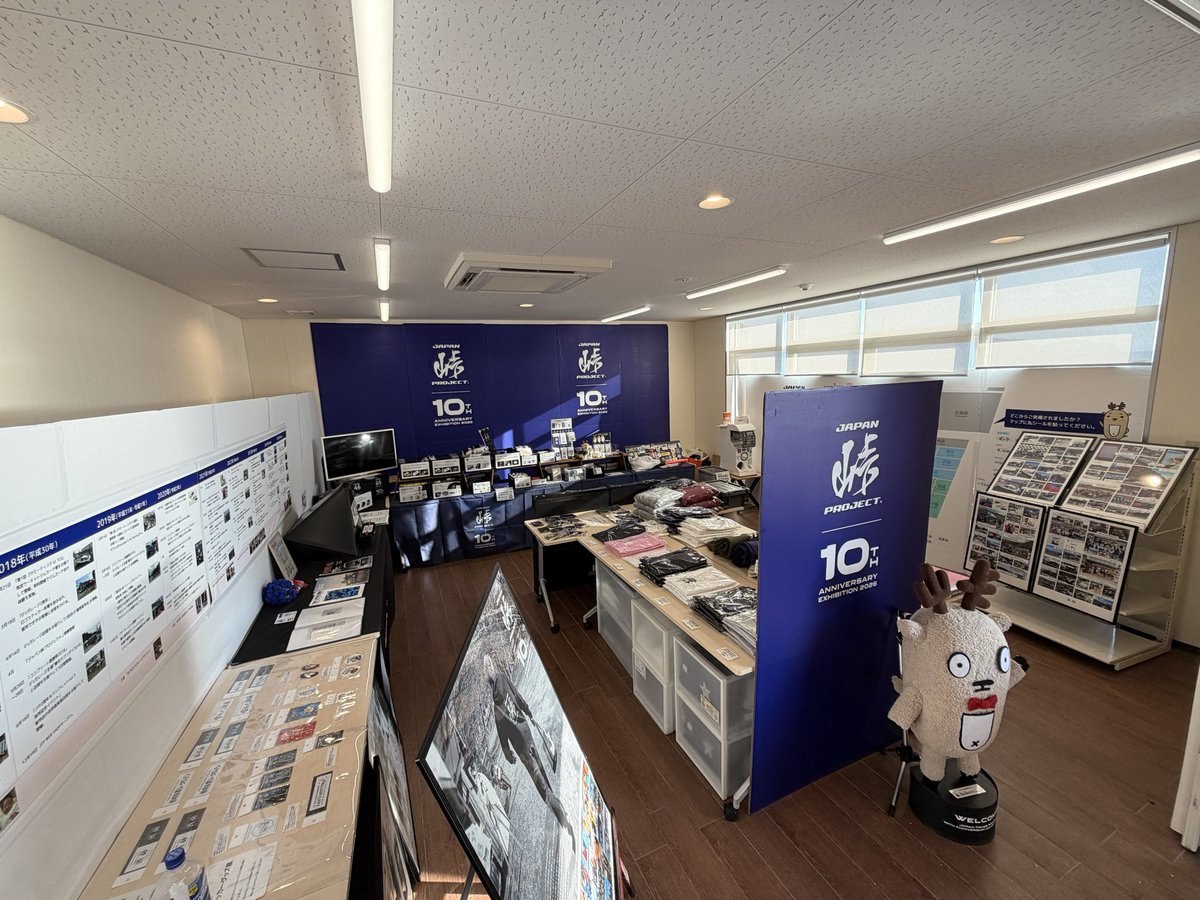 j_tohge's tweet photo. 【📢JTP10周年展リベンジ in 福井‼️】

8月22日(土)・23日(日)の2日間 に開催する「JTP10周年展リベンジin福井」本日無事に搬入が終わりました✨

2日間のイベントでご利用いただく駐車場の案内や注意事項も下記リンク先に記載しましたので、必ずご確認いただき、安全運転でご来場くださいませ😊

ーーーーーーーーーーーー
［JTP10周年展リベンジin福井］
2026年8月22日(土)・23日(日)
会場：ファミリーマート＋ハーツ 河野北前船主通り店（フリースペース）
↓詳細・注意事項はこちらから
https://t.co/wk2MsQobyD
ーーーーーーーーーーーー

また22日(土)からは会場ともなる「ファミリーマート＋ハーツ 河野北前船主通り店」さんが販売店となり「しおかぜライン」そして石川県では販売店 倶利伽羅塾さんで「倶利伽羅峠」の峠ステッカーも販売開始いたします‼️
合わせてご来店くださいませ☺️♪
ーーーーーーーーーーーー
［しおかぜライン］8/22発売
https://t.co/EBhGdev9hD 
↓販売店
●ファミリーマート＋ハーツ 河野北前船主通り店
ーーーーーーーーーーーー
［倶利伽羅峠］クリカラトウゲ 8/22発売
https://t.co/5a3gWbUJTJ
↓販売店
●倶利伽羅塾
ーーーーーーーーーーーー

#ジャパン峠プロジェクト 
#峠ステッカー 
#jtp10周年展
#JTP10周年展リベンジin福井