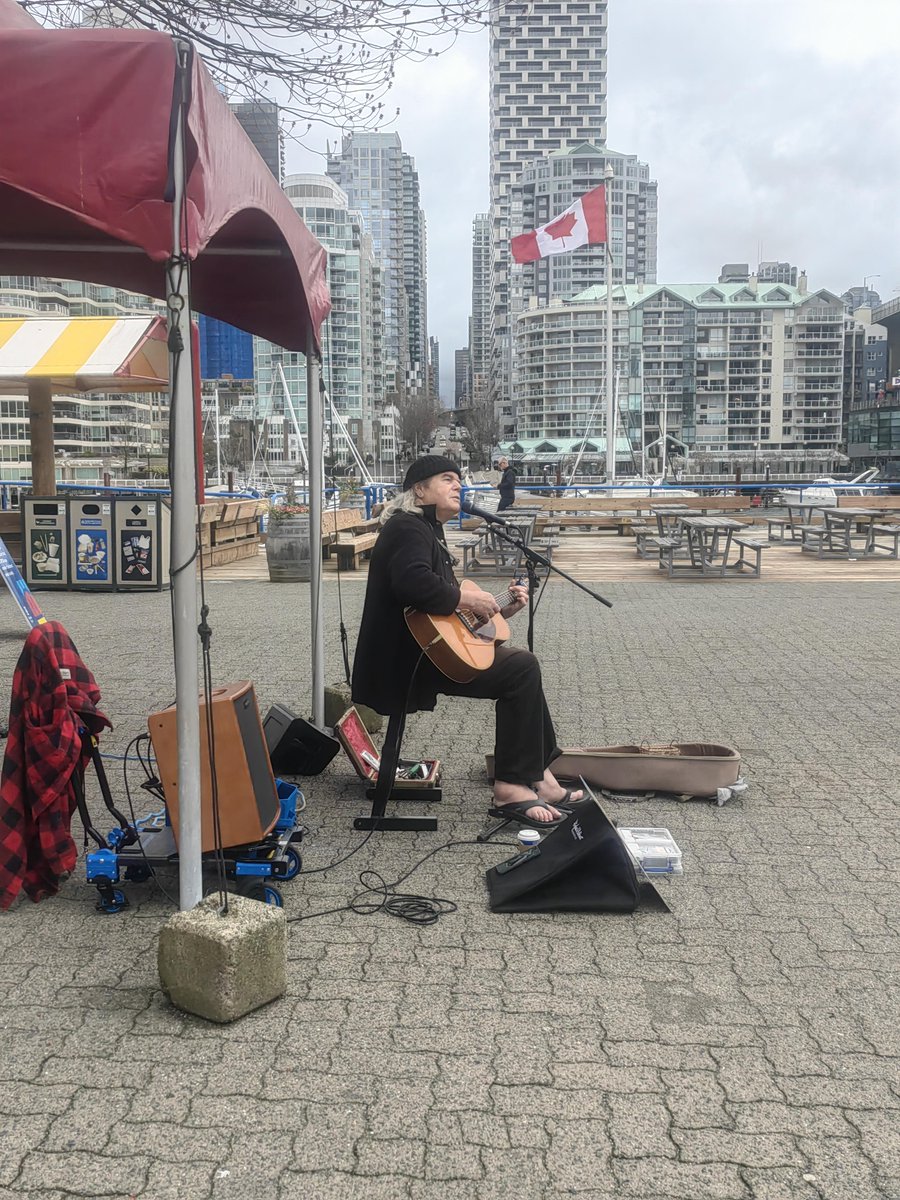 RemiMayhewhgwg's tweet photo. Café con aroma, sol en la acera y una guitarra que suena. Un rato perfecto en la calle del centro.， https://t.co/pzPMutOjRq