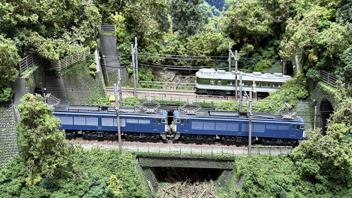 jun1163's tweet photo. 旧信越本線「碓氷峠」
国鉄最難関66.7‰
上り線3T・4T隧道/下り線4T・5T隧道の間
右のトンネルを抜けると熊の平に出る所… https://t.co/zar5diuNmL