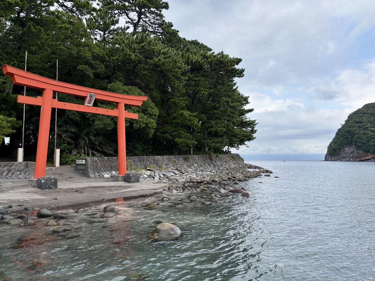 harrods1121000's tweet photo. 戸田まで行って諸口神社の桟橋でお昼寝..
心が浄化されてきた
海が綺麗すぎて鳥居が映り込んでた
水面に鳥居 https://t.co/EnwtNyso20